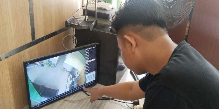 FOTO: AGUS/MATA KALTENG - Dayat (Korban) saat menunjukan rekaman CCTV yang memperlihatkan aksi pelaku membawa kabur motornya. Kamis, 25 Januari 2024.