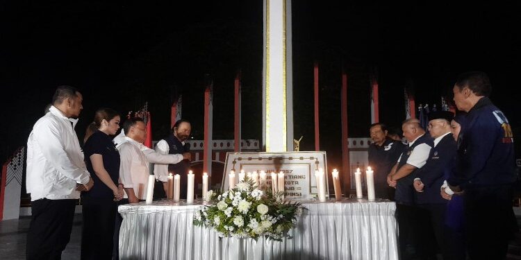 FOTO: MATAKALTENG - Surya Paloh Saat Melakukan Kunjungan ke Tugu Soekarno.