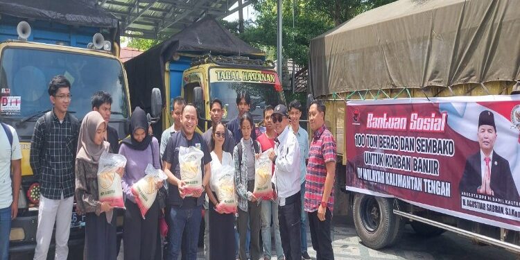 FOTO: MATAKALTENG - Penyaluran bantuan 100 ton beras bagi korban banjir di Kalteng.