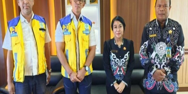 FOTO: MATAKALTENG - usai menggelar rapat singkat, Kepala PUPR Barsel Ita Minarni berfoto bersama dengan pihak Balai Sungai Wilayah Tiga Banjarmasin Kementrian PUPR.