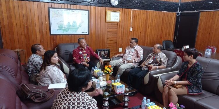FOTO: MATAKALTENG - Kepala Disnakertrans Kalteng Farid Wajdi saat menerima Kepala Disnakertrans Bartim Albert dan Kepala Kantor BPJS Ketenagakerjaan Cabang Palangka Raya Budi Wahyudi.