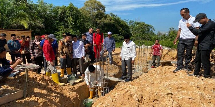 FOTO: AKH/MATAKALTENG - Pj Bupati Sukamara Kaspinor saat meletakkan batu pertama pembangunan ruang kelas dan asrama santri Pondok Pesantren Nurul Hijrah.