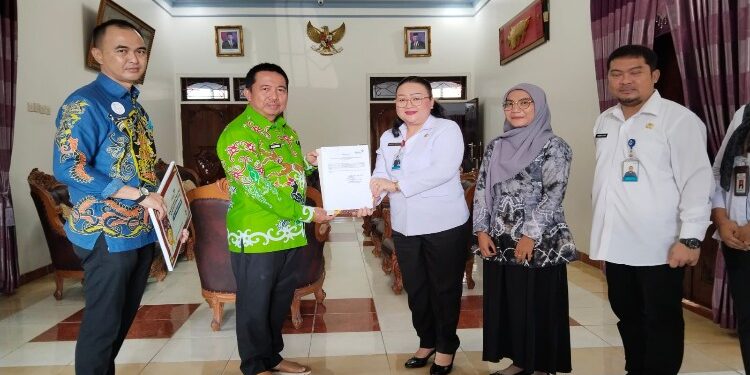 FOTO: IST/MATAKALTENG - Pj Bupati Sukamara Kaspinor saat menerima bantuan dari BKKBN Provinsi Kalteng.
