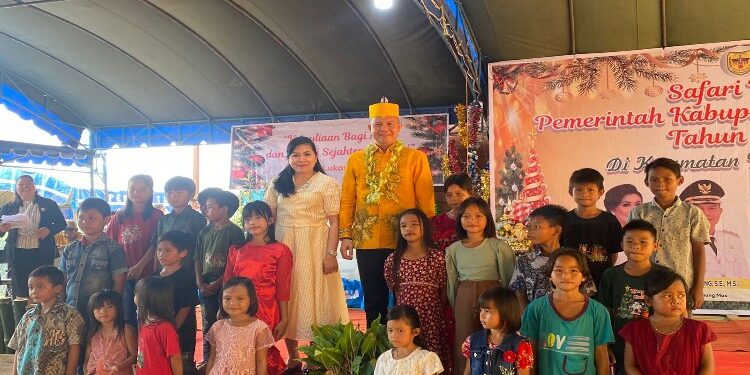 FOTO : DISKOMINFO SANTIK/MATA KALTENG - Bupati Gumas Jaya S Monong bersama Ketua TP-PKK Mimie Mariatie Jaya S Monong, menghadiri suatu kegiatan, di Kecamatan Miri Manasa, belum lama ini.