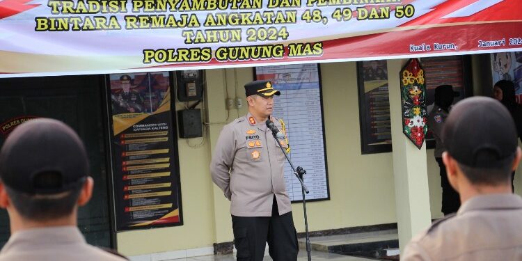 FOTO : HUMAS POLRES GUMAS/MATA KALTENG - Kapolres Gumas AKBP Theodorus Priyo Santosa didampingi Wakapolres Kompol Tri Wibowo memberikan arahan kepada bintara remaja pada acara penyambutan, di halaman mapolres setempat, Jumat, 26 Januari 2024.