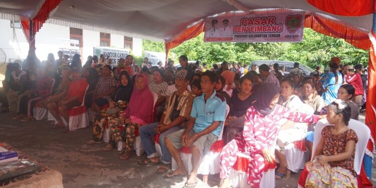 FOTO: MATAKALTENG - Masyarakat Pulang Pisau yang hadir pada kegiatan Pasar Penyeimbang.