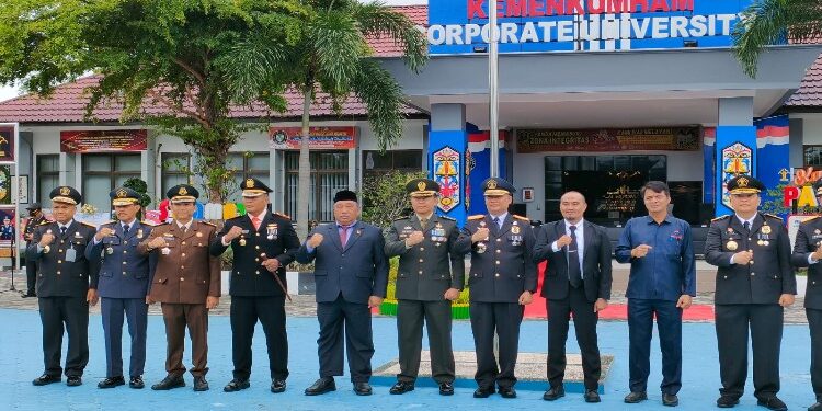 FOTO: RZL/MATAKALTENG - Kakanwil Kemenkumham Kalteng, Hendra Ekaputra, saat foto bersama usai apel peringatan hari Bhakti imigrasi.