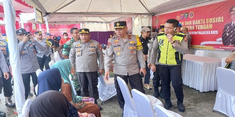 FOTO: RZL/MATAKALTENG - Wakapolda Kalteng, Brigjen Pol Mohamad Agung Budijono, pada saat meninjau pelaksanaan bhakti kesehatan.