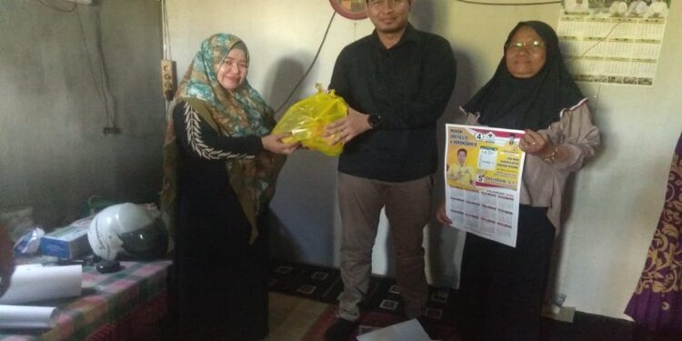 FOTO: RZL/MATAKALTENG - Salihran, saat menyambangi rumah warga.