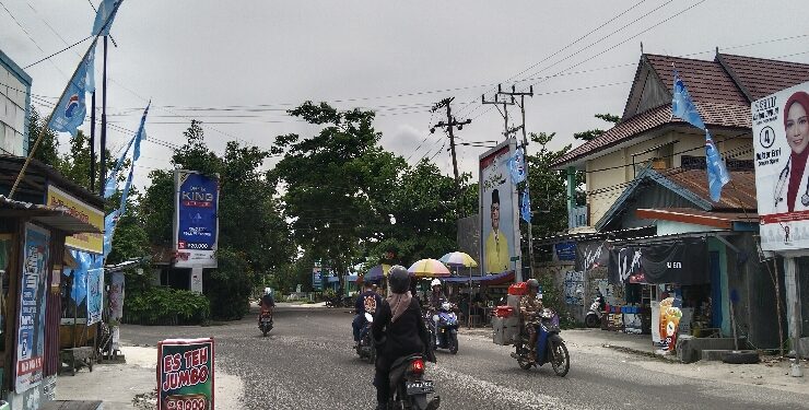 FOTO: AGUS/MATA KALTENG- Papan reklame di pertigaan Jalan Muchran Ali, Kelurahan Baamang Hilir, Kecamatan Baamang, Kota Sampit, Kabupaten Kotawaringin Timur (Kotim) yang masa izinnya sudah habis.