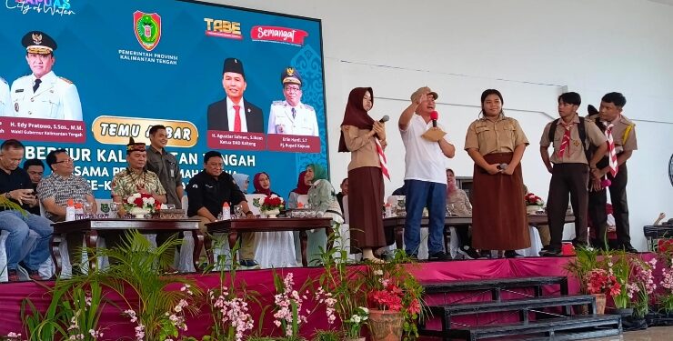 FOTO : IST/MATAKALTENG - Gubernur Kalteng Sugianto Sabran berdialog dengan pelajar dan mahasiswa Kabupaten Kapuas di Aula Rumah Jabatan Bupati.