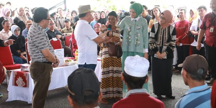 FOTO: IST/MATAKALTENG - Gubernur Kalteng, H. Sugianto Sabran saat menyerap aspirasi masyarakat di Stadion Panunjung Tarung, Kuala Kapuas.
