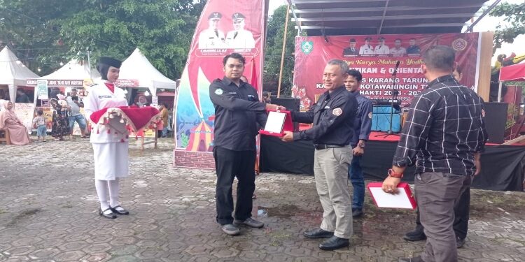FOTO: DEVIANA/MATAKALTENG - Ketua Karang Taruna Kotim Masgajalba saat memberikan plakat kepada pihak Dinsos Kotim, Sabtu 27 Januari 2024.