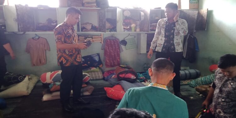 FOTO: IST/MATA KALTENG - Petugas Lapas Sampit saat melakukan razia di kamar hunian WBP. 