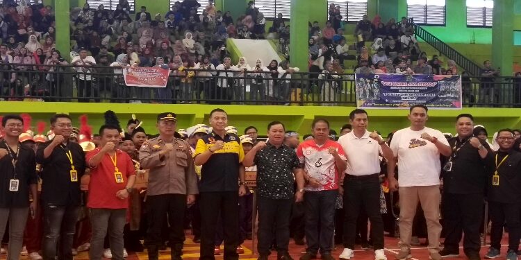 FOTO : DEVIANA/MATAKALTENG - Bupati Kotim Halikinnor dan pejabat lainnya saat berada di tengah-tengah peserta Mentaya Marching Band Competition II, Sabtu 27 Januari 2024.