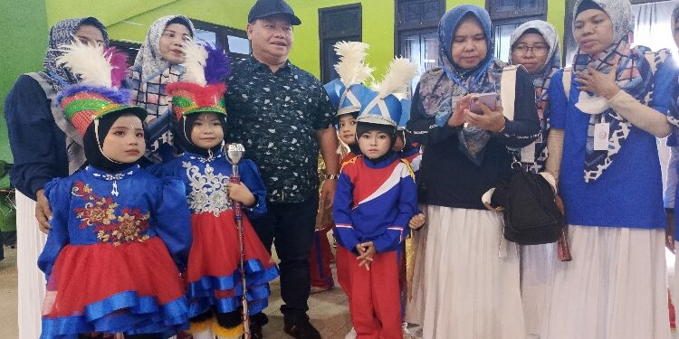 FOTO: DEVIANA/MATAKALTENG - Bupati Kotim Halikinnor bersama dengan peserta Mentaya Marching Band Competition II, Sabtu 27 Januari 2024.