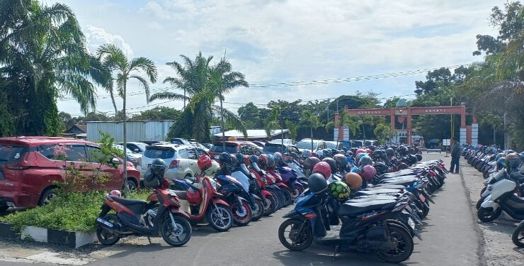 FOTO : DEVIANA/MATAKALTENG - Nampak sejumlah kendaraan terparkir di halaman fasilitas olahraga di Sampit, Minggu 28 Januari 2024