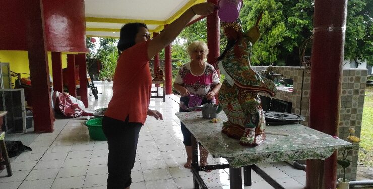 FOTO : OLIVIA/MATAKALTENG - Kegiatan umat saat membersihkan rupang di Vihara Avalokitesvara jelang Imlek