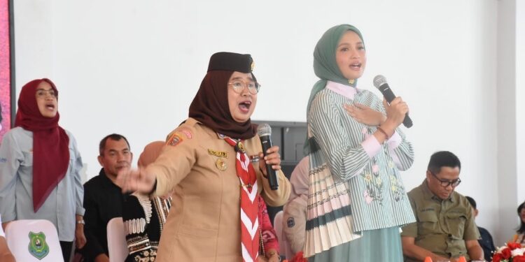 FOTO: IST/MATAKALTENG - Ketua TP PKK Kalteng Ivo Sugianto Sabran mengajak pelajar dan mahasiswa di Kapuas untuk mencegah pernikahan dini dalam temu akbar di Rumah Jabatan Bupati.
