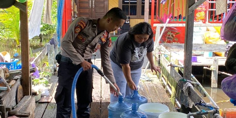 FOTO: IST/MATAKALTENG - Petugas Polres Barsel saat menyalurkan air bersih bagi masyarakat yang terdampak banjir.