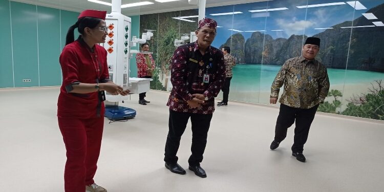 FOTO : DOK DEVIANA/MATAKALTENG - Bupati Kotim Halikinnor didampingi Plt Direktur RSUD dr Murjani Sutriso saat meninjau ruangan, beberapa waktu lalu.