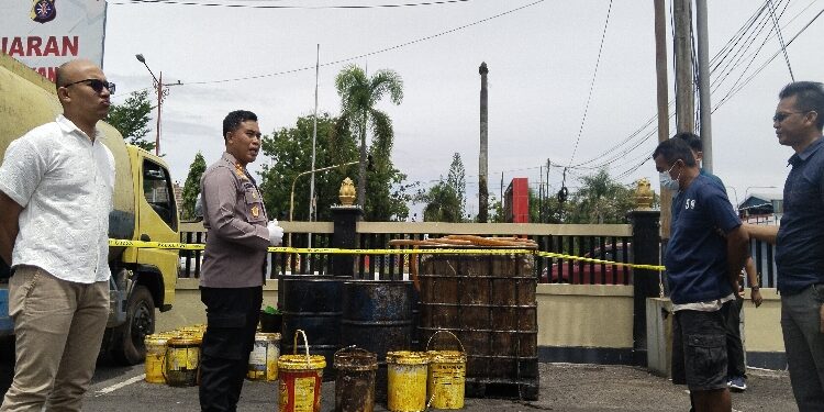 FOTO: AGUS/MATAKALTENG - Barang bukti minyak CPO yang diamankan Polisi dari gudang AHD alias Pakde di Mapolres Kotim. Minggu 28 Januari 2024.