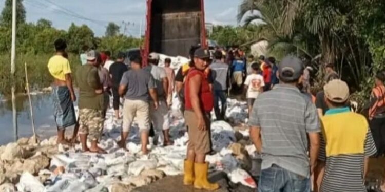 FOTO: IST/MATAKALTENG - Para petugas masih melakukan penimbunan ruas jalan Palangka Raya-Buntok, tepatnya di Desa Lembeng menggunakan Karung berisikan pasir dan batu.