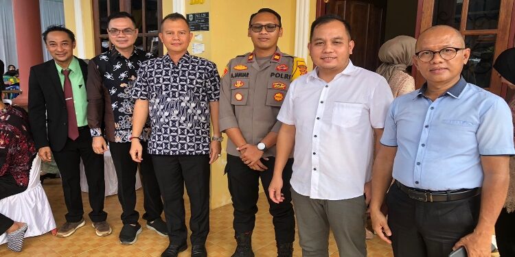 FOTO : DISKOMINFO SANTIK/MATA KALTENG - Bupati Gumas, Jaya S Monong bersama Ketua Majelis Resort GKE Kurun Pdt Dein G Narang, Kapolsek Tewah Iptu Ahmad Januar Ganari, ketika menghadiri suatu kegiatan di Kelurahan Tewah, Kecamatan Tewah, pekan lalu.