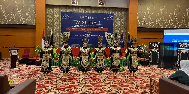 FOTO: DIAN/MATA KALTENG - Sejumlah mahasiswa saat menarikan tarian daerah di acara wisuda.
