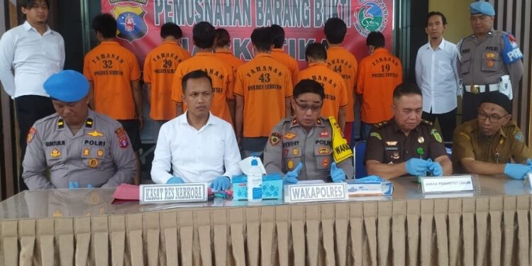 FOTO: IST/MATA KALTENG - Wakapolres Seruyan, Kompol Hendry (tengah) saat memimpin press rilis beberapa perkara termasuk kasus oknum guru honorer yang diduga setebuhi anak muridnya di Mapolres Seruyan, Senin 29 Januari 2023.