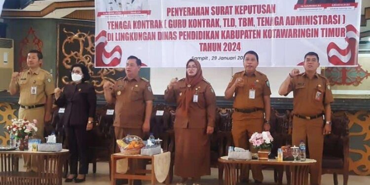 FOTO: IST/MATA KALTENG - Penyerahan SK Tenaga Kontrak Guru di Lingkungan Dinas Pendidikan Kotim, 29 Januari 2024.