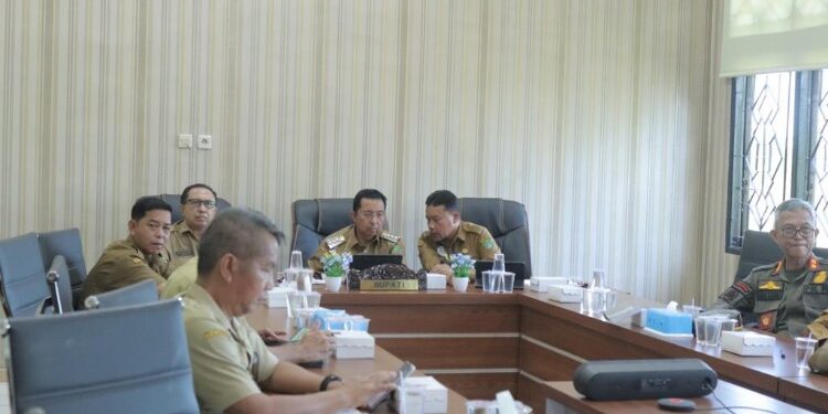 FOTO: AKH/MATAKALTENG - Pj Bupati Sukamara, Kaspinor, saat memimpin rapat bersama Kepala OPD.