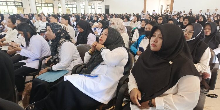 FOTO: DEVIANA/MATAKALTENG - Sejumlah tekon di Lingkungan Disdik saat kegiatan perpanjangan kontrak, Senin 29 Januari 2024.