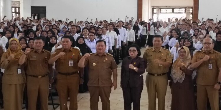 FOTO: DEVIANA/MATAKALTENG - Buoati Kotim Halikinnor dan pejabat lainnya saat bersama tenaga kontrak, Senin 29 Januari 2024.