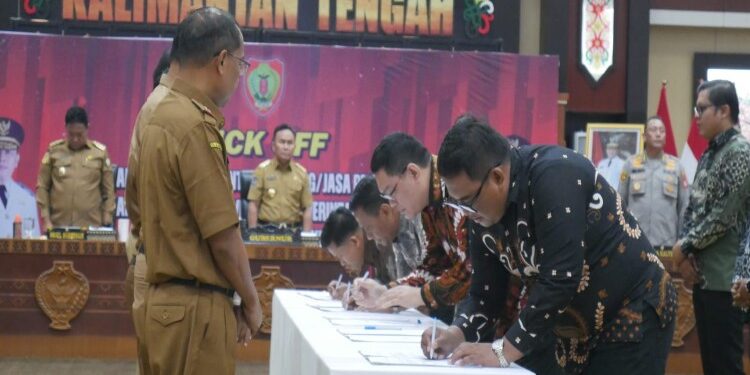 FOTO: MATAKALTENG - Kick Off Penandatanganan Kontrak Pengadaan Barang dan Jasa Pemerintah secara kolektif di Lingkup Pemerintah Provinsi dan Pemerintah Kabupaten / Kota Se-Kalteng Tahun 2024.