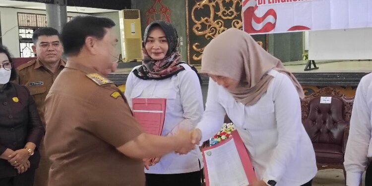 FOTO : DEVIANA/MATAKALTENG - Bupati Kotim Halikinnor usai menyerahkan SK perpanjangan kontrak, Senin 29 Januari 2024.
