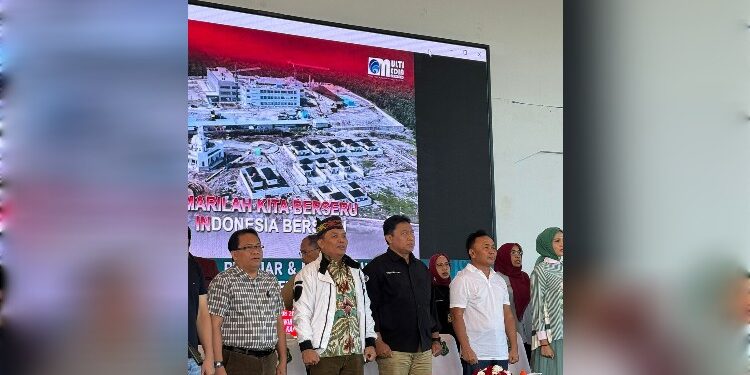 FOTO: MATAKALTENG - Ketua Umum Dewan Adat Dayak (DAD) Kalimantan Tengah, H. Agustiar Sabran saat bersilaturahmi dengan siswa/i di Kapuas.