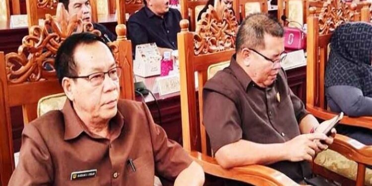 FOTO : DPRD GUMAS/MATA KALTENG - Anggota DPRD Kabupaten Gumas Mambang A Singam (kiri) ketika menghadiri rapat paripurna DPRD setempat, belum lama ini.