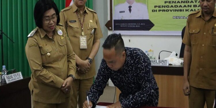FOTO : DISKOMINFO SANTIK/MATA KALTENG - Wakil Bupati Gumas Efrensia LP Umbing dan Sekda Richard, ketika menyaksikan kick off penandatanganan kontrak bersama pengadaan barang dan jasa tahun 2024, di ruang rapat lantai 1 kantor bupati, Senin, 29 Januari 2024.