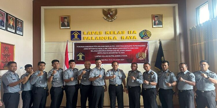 FOTO: RZL/MATAKALTENG - Kalapas Kelas IIA Palangka Raya, Sulardi, saat melakukan sesi foto bersama jajarannya.