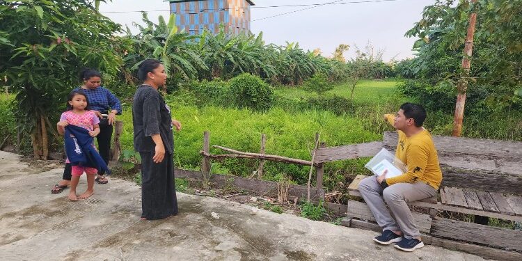 FOTO: RZL/MATAKALTENG - Salihran, pada saat berkomunikasi bersama warga.