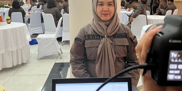 FOTO: MATAKALTENG - Salah seorang masyarakat, pada saat melakukan permohonan eazy passport.