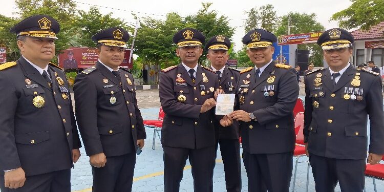FOTO: RZL/MATAKALTENG - Kepala Kanwil Kemenkumham Kalteng, Hendra Ekaputra, saat menerima paspor dari Kepala Kantor Imigrasi Palangka Raya Mulyadi.