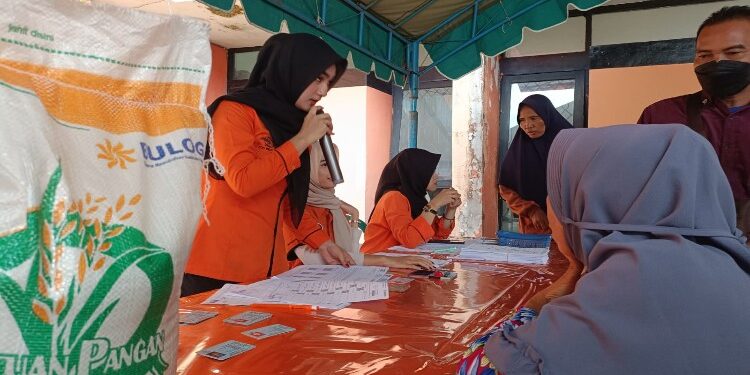 FOTO: RZL/MATAKALTENG - Warga pada saat mengatre untuk mendapatkan bantuan beras dari Pemko Palangka Raya.