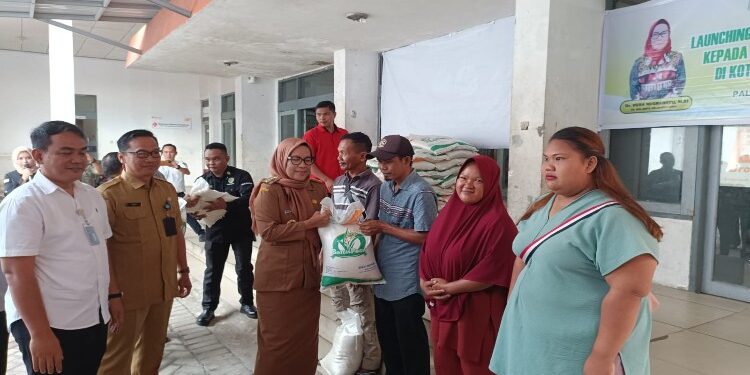 FOTO: RZL/MATAKALTENG - Pj Wali Kota Palangka Raya, Hera Nugrahayu, saat menyerahkan bantuan beras CPP.