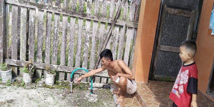 FOTO: AGUS/MATA KALTENG - Andi saat menunjukan meteran PDAM yang dibawa kabur oleh pencuri.