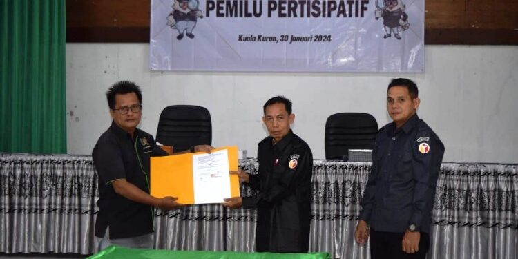 FOTO : BAWASLU GUMAS/MATA KALTENG - Anggota Bawaslu Kabupaten Gumas Sukjani dan Sekretaris PWI Arham Said, ketika menunjukkan nota kesepahaman antara Bawaslu dan PWI yang sudah ditandatangani, di aula kantor bappedalitbang setempat, Selasa, 30 Januari 2024.