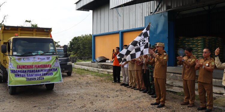 FOTO : DISKOMINFO SANTIK/MATA KALTENG - Bupati Gumas Jaya S Monong, Kajari Sahroni, Wakapolres Kompol Tri Wibowo, Kepala Dinas Perikanan dan Ketahanan Pangan Eigh Manto, dan kepala perangkat daerah terkait, melepas armana yang akan mendistribusikan bantuan pangan tahun 2024 menuju lokasi penyaluran, di halaman Kantor Bulog Kuala Kurun, Selasa, 30 Januari 2024.