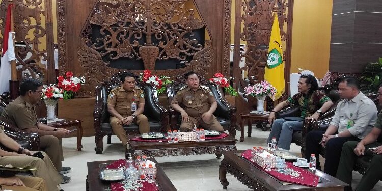 FOTO : DEVIANA/MATAKALTENG - Sekda Kotim saat mendampingi Bupati Kotim Halikinnor bertemu BKSDA Kalteng, Selasa 30 Januari 2024.