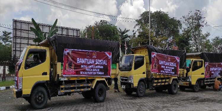 FOTO: MATAKALTENG - Truk yang membawa bantuan beras DAD bagi korban banjir di Kalteng.